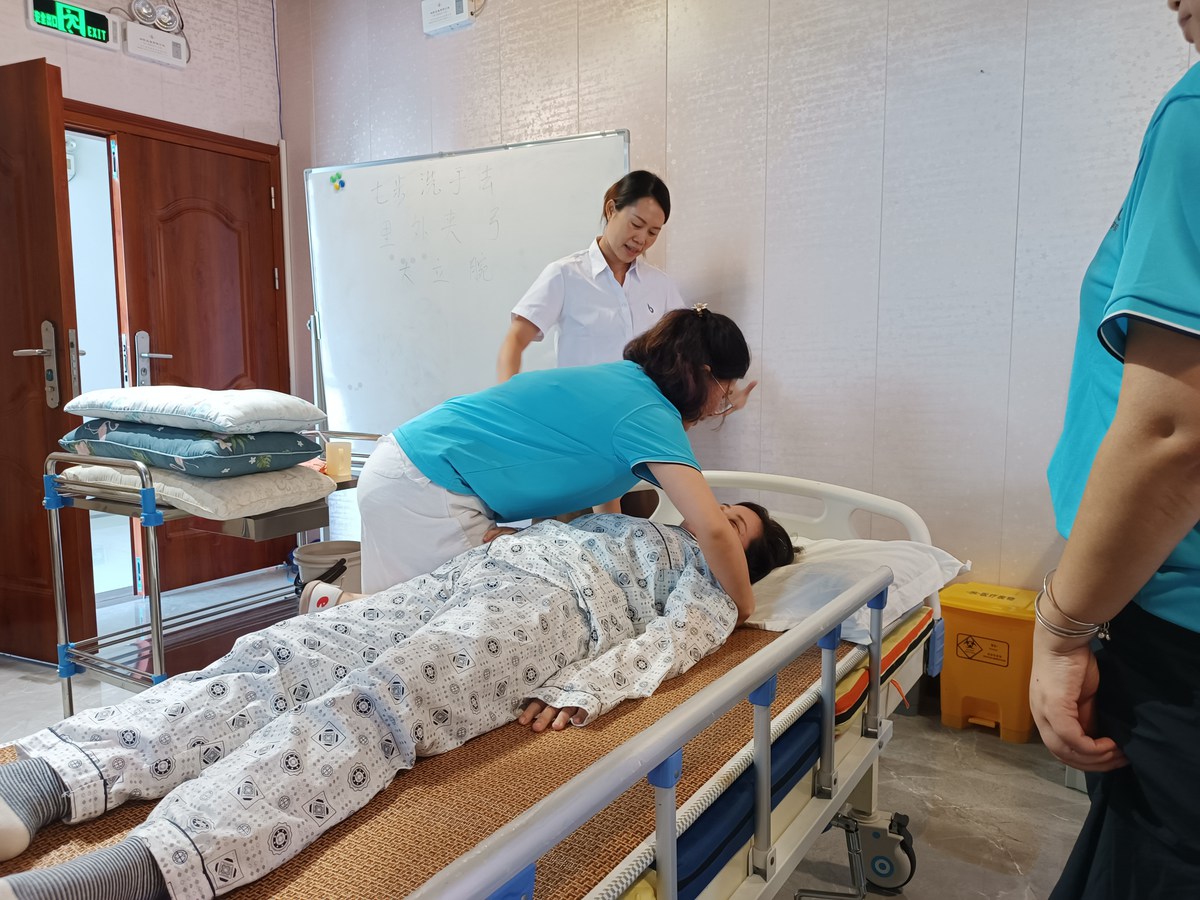 如何选择适合自己的广东养老护理员学习咨询学校？